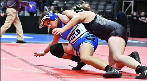  ?? ALISSA NOE — BOCOPREPS.COM ?? Broomfield’s Lizette Cedillo, left, dropped a 5-4heartbrea­ker to Pomona’s Sicily Frates in their 170-pound match during the first round on Thursday.