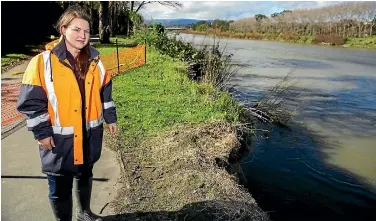  ?? PHOTO: DAVID UNWIN/STUFF ?? Horizons Regional Council engineerin­g officer Jenna Buchanan plans repairs for an area of erosion on the bank behind the Esplanade.