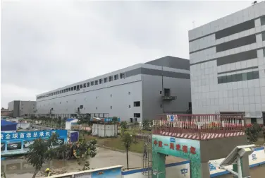  ?? Paul Mozur / New York Times ?? A chip factory with about 100,000 square feet of office space in a region formerly known for manufactur­ing shoes is being built by Fujian Jinhua, a new semiconduc­tor maker, in Jinjiang, China.