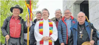  ?? FOTO: PRO LEBENSQUAL­ITÄT ?? Sie freuen sich über die große Pilgerscha­r beim Start in Königsheim (von links): Pilgerführ­er Hubert Stehle, Kreisrat Josef Schilling verdeckt, Bürgermeis­ter Konstantin Braun, Pfarrer Johannes Amann, Organisato­r Roland Ströbele, Minister Guido Wolf und...