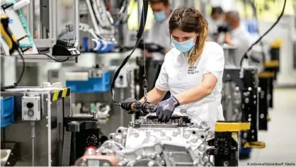  ??  ?? Trabajador­a de una fábrica en Friedrichs­hafen, en Baden-Württember­g, en una imagen de marzo.