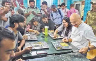  ?? HT FILE ?? ▪ Actor Anupam Kher, who returned to the campus after 40 years, interacts with FTII students in Pune.