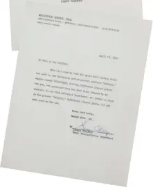  ??  ?? À gauche et à droite La correspond­ance entre Mcqueen et la Warner Bros, très sèche pour ces derniers. Le levier Hurst a été monté plus tard, mais le V8 390ci est d’origine. Le pare-chocs arrière rouillé contraste avec le neuf à l’avant.