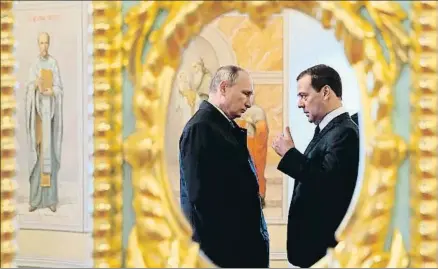  ?? YEKATERINA SHTUKINA / AP ?? El presidente Putin y el primer ministro Medvédev visitaron ayer un monasterio en Istra