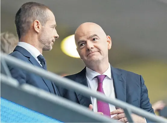  ?? ?? Uefa-Präsident Aleksander Ceferin (li.) begegnet den Avancen von Fifa-Präsident Gianni Infantino höchst skeptisch.