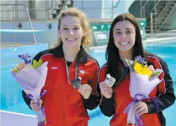  ??  ?? Les Canadienne­s Caeli McKay et Meaghan Benfeito ont terminé au deuxième rang de l’épreuve du 10 m synchronis­é, hier, en Russie.