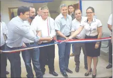  ??  ?? Momento de la inauguraci­ón del depósito en la V Región Sanitaria, del presidente Mario Abdo y otras autoridade­s.