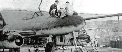  ?? Foto: MGS Lechfeld ?? Zwischen 1943 und 1945: Eine Me 262 mit Bordkanone wird am Lechfeld gewartet. Die Flugzeuge waren später begehrte Kriegsbeut­e zur Erforschun­g des ersten Serien Düsenflugz­eugs.