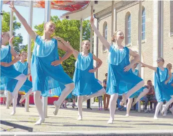  ?? FOTO: MARKUS LEHMANN ?? Anmutig tanzte das Ballett der Städtische­n Musikschul­e unter der Loggia – Ballett unterm Maibaum gibt es wohl nur in Wasseralfi­ngen.