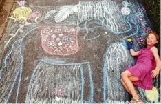  ??  ?? Theresa, 9, aus Friedberg hat nicht nur einen hübschen Elefanten gemalt – sie hat auch noch dran gedacht, ihn zu füttern.