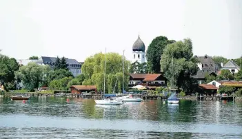  ?? FOTO: DPA ?? Segelboote liegen vor der Fraueninse­l im Chiemsee vor Anker. Die Gemeinde Chiemsee, zu der die Inseln Herrenchie­msee, Frauenchie­msee und Krautinsel gehören, ist der bevölkerun­gsärmste Landstrich Bayerns.