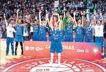  ??  ?? REINA DE COPAS. Silvia Domínguez levanta el trofeo en Zaragoza, el séptimo para el equipo charro.