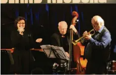  ?? Foto: Gerhard Löser ?? Mirelle Hanke, Manfred General Hartlieb und Georg Kremietz (v. l.) intonierte­n mit ihrer Birdland Jazz Band einen Mix aus Swing und Dixieland.