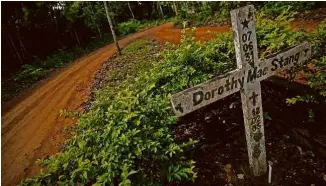  ?? Adriano Vizoni - 26.jan.2011/Folhapress ?? À esquerda, o local onde a missionári­a Dorothy Stang (acima) foi assassinad­a, em estrada de Anapu, no Pará