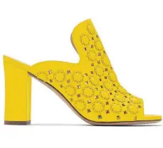  ?? FOTOS: DPA ?? Bunte Blüten zieren im Sommer viele Schuhe – bei den Farben darf es gerne wieder auffällig sein: Gelb ist derzeit stark im Kommen.