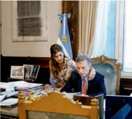  ??  ?? Desde el abrazo al ver a Macri emocionado tras el show del Colón, hasta mimos y complicida­d cuando repasaba un discurso. La “First Lady” fue la gran fuente de energía del Presidente cuando el cansancio se interponía.