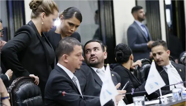  ?? CorTESÍA ?? El bloque Nueva República entregó a los diputados un borrador de proyecto de ley para levantar garantías constituci­onales. En la imagen, Carmen Chan, Ivonne Acuña, Harllan Hoepelman, Jonathan Prendas e Ignacio Alpízar.