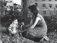  ??  ?? Storia di Caterina de Francesco Maselli et Cesare Zavattini est la reconstitu­tion de l’abandon d’un enfant par sa mère. Caterina Rigoglioso joue ici son propre rôle.