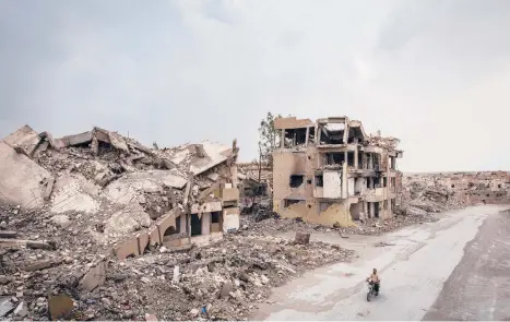  ?? IVOR PRICKETT/THE NEW YORK TIMES 2018 ?? Raqqa, Syria, above, was reduced to rubble during the U.S. air campaign against the IS.