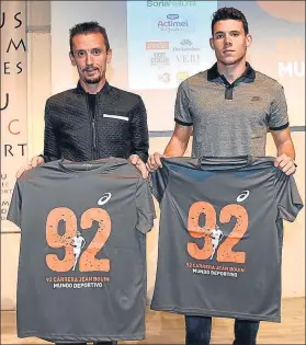  ??  ?? Castillejo, a la izquierda junto a Marc Alcalá, mostrando la camiseta de la Jean Bouin