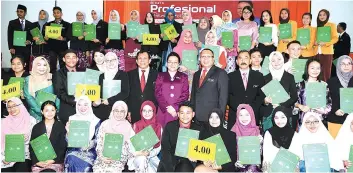  ??  ?? Mistirine (standing, seventh left) with the top Sabah STPM achievers. - Bernama photo