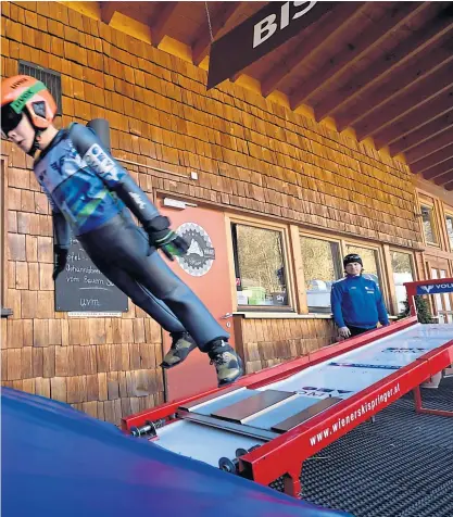  ?? Clemens Fabry ?? Julian, 9, liebt Skispringe­n wie wenig anderes – und das sieht man ihm an. Diese Körperspan­nung ist Ergebnis langen Trainings – bei anderen Kindern sind die ersten Versuche am Simulator erst einmal ein Plumps mit Anlauf.