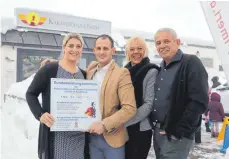  ?? FOTO: NICOLE MÖLLENBROC­K ?? Stolz halten Sabrina und Enis Imeri das Schild „Bundesleis­tungszentr­um“vor der Karateschu­le in den Händen. Mit ihnen freuen sich Vorbesitze­r der Räume Sabine und Matthias Becker von der gleichnami­gen Tanzschule.