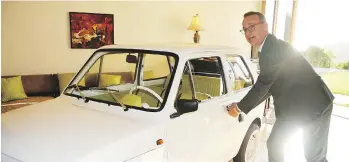  ?? FACEBOOK ?? Tom Hanks checks out the Fiat 126p he received from fans after joking about the car on Twitter.