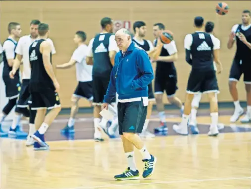  ??  ?? TOCA REACCIÓN. Pablo Laso dirige a su plantilla en un entrenamie­nto. El técnico intentará que su equipo recupere la identidad perdida.