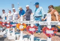  ??  ?? Estadounid­enses rezan en un memorial por las víctimas del tiroteo en El Paso, Texas, que ha dejado al menos 22 decesos.