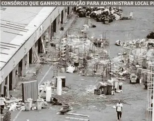  ??  ?? Material retirado do galpão onde funcionava a Feira na Madrugada, na região central de SP; comerciant­es que vendiam produtos no local tiveram que sair