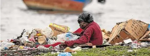 ?? REUTERS / RICARDO ARDUENGO ?? La miseria azota Haití y para muchos rebuscar en la basura es su única salida.