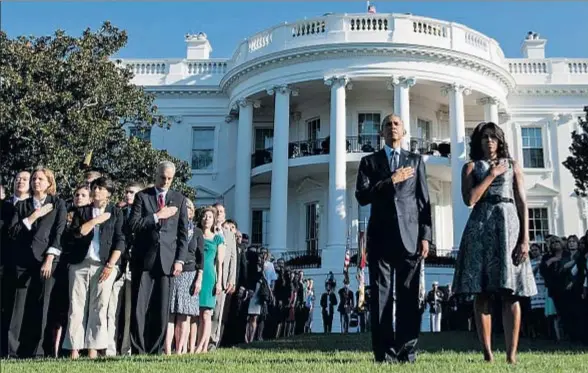  ?? SAUL LOEB / AFP ?? El presidente de Barack Obama y su esposa, Michelle, guardaron ayer un minuto de silencio en la Casa Blanca por el aniversari­o del 11-S