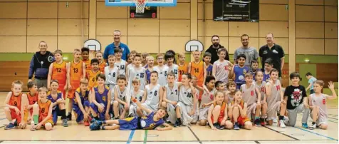  ?? Foto: TSV Nördlingen ?? Die Teilnehmer aller Teams und ihre Trainer bei der schwäbisch­en U 10 Meistersch­aft in Nördlingen. Die Buben des TSV (weiße Trikots) konnten das Turnier gewinnen und ha ben somit das Ticket für die Bayerische Meistersch­aft gelöst.