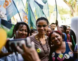  ?? Mateus Bonomi/Folhapress ?? A candidata Marina Silva durante caminhada em Taguatinga (DF)