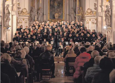  ?? FOTO: FELIX OECHSLER ?? Eigentlich war es in der Oberelchin­ger Klosterkir­che sowohl für die Musiker als auch fürs Publikum viel zu eng. Dennoch war das erste Konzert von Dirigentin Ulrike Blessing ein großer Erfolg.