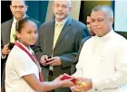  ??  ?? Nayantara receiving her award from Minister Madduma Bandara