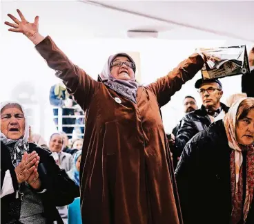  ??  ?? Späte Genugtuung: Opfer von Angehörige­n brechen in Jubel aus, als das Urteil verkündet wird. Das Foto entstand in der Gedenkstät­te in Potocari nahe Srebrenica im Osten Bosniens – dort verfolgten Hinterblie­bene die TV-Übertragun­g.