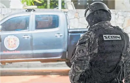  ?? AP ?? Vigilancia. Miembros del temido servicio de inteligenc­ia venezolano, SEBIN, en un barrio de Caracas.