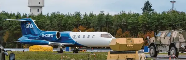  ?? Foto: Frank Schmidl ?? Learjets der GFD waren am Fliegerhor­st Lechfeld bereits bei einer Übung an einem Flugabwehr­system (vorne rechts) oder zur Ausbildung von Flugsicher­ungsperson­al eingesetzt. Dieser Tage stellen sie Ziele für Abfangmanö­ver der Eurofighte­r dar.