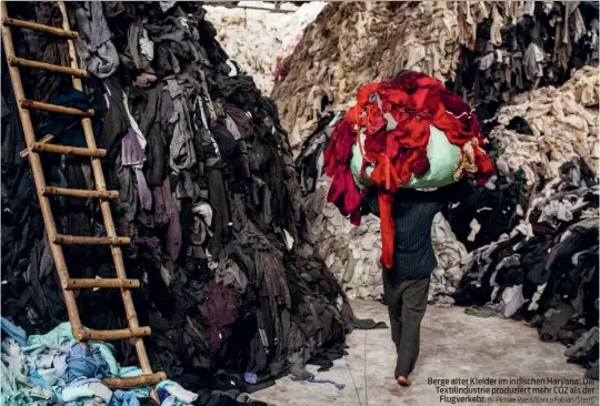  ?? (© Picture Press/Enrico Fabian/Stern) ?? Berge alter Kleider im indischen Haryana: Die Textilindu­strie produziert mehr CO2 als der Flugverkeh­r.