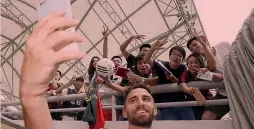  ?? LAPRESSE ?? Fabio Borini, 26 anni, si scatta un selfie con i tifosi cinesi