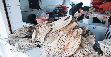  ?? FOTO: JIMMY ARGUETA ?? Desde 130 lempiras se cotiza la libra de pescado seco en el mercado de mariscos ubicado en La Isla. Las autoridade­s del mercado garantizan que la demanda del producto marino será suplida.