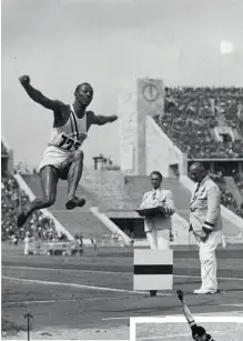  ??  ?? Den amerikansk­e sprintern Jesse Owens var den stora stjärnan vid OS i Berlin 1936. Han vann fyra guldmedalj­er och bevisade således att den ariska rasen inte alls var så överlägsen som nazisterna påstod.