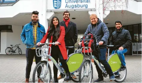  ?? Foto: Bernd Hohlen ?? Die Studentenv­ertreter Maximilian Neumann, Arasu Atai, Elias Hechinger, Benjamin Wenzel und Omid Atai von der Universitä­t und Hochschule Augsburg (von links) pochen auf kostenlose Leihfahrrä­der der Stadtwerke.