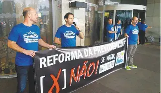  ?? DIVULGAÇÃO ?? ‘Frente Rio contra a Reforma’ já fez ato no aeroporto e voltará a pressionar deputados no embarque