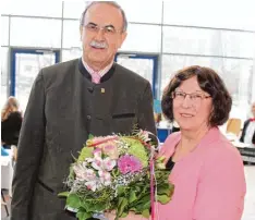  ?? Foto: Silke Federsel ?? Strahlend in den Ruhestand: Von Bürgermeis­ter Rüdiger Vogt gab es für die schei dende Rektorin Gertraud Beck Blumen zum Abschied.