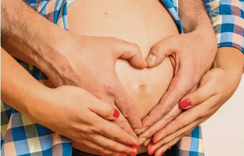  ?? Archivfoto: Lienert ?? Hebammen betonen zum Welthebamm­entag in dieser Woche: Mutter und Vater sind wichtig, dass ein Neugeboren­es vertrauens­voll ins Leben gehen kann.