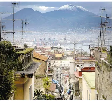  ??  ?? Die Bestseller Ferrantes spielen in Neapel. Bild der Autorin gibt es naturgemäß keines
