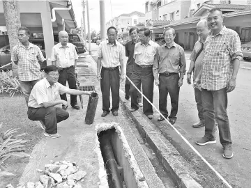  ??  ?? Hiew (fourth left), Chong (third right), Chung (right) and others inspecting the new main pipes at the Vila Luyang residentia­l area in Kota Kinabalu yesterday.